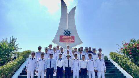 Tổ chức lễ Dâng hoa, dâng hương tưởng niệm các anh hùng liệt sĩ và nhân dân hy sinh trong cuộc đấu tranh giải phóng miền nam, thống nhất đất nước