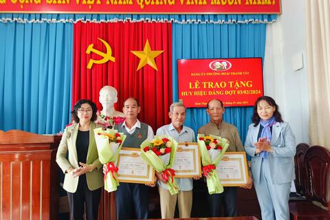 Đảng ủy phường Hoài Thanh Tây: Lễ trao tặng Huy hiệu Đảng đợt 03/02/2024 cho các đảng viên 40 và 45 năm tuổi đảng